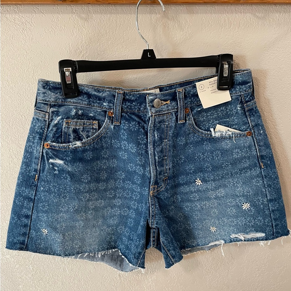 NWT 90’s Style Blue Jean Shorts Distressed Mid-Length w/ Embroidered Daisies